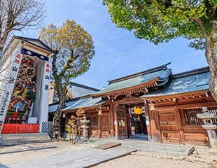 中洲川端屋台: 博多名物を愉しめる屋台が並び、地元民から観光客まで多くの人で賑わいます。